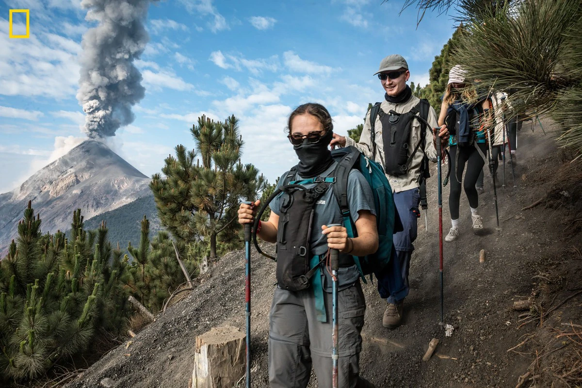 Năm 2025, du khách có thể tham gia trải nghiệm ngắm nhìn núi lửa Volcán de Fuego (Guatemala), cao 3.763 m và là một trong những ngọn núi lửa hoạt động tích cực nhất trên thế giới hiện nay. Ảnh: Peter Fisher