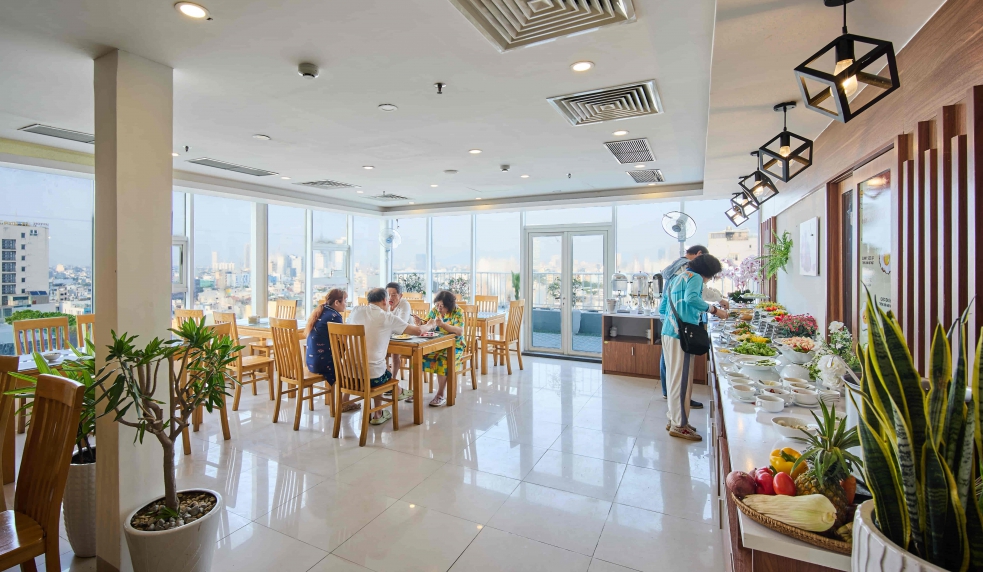  Golden Light Hotel