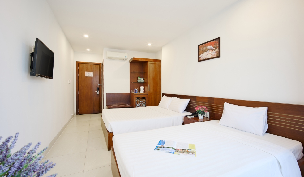  Golden Light Hotel