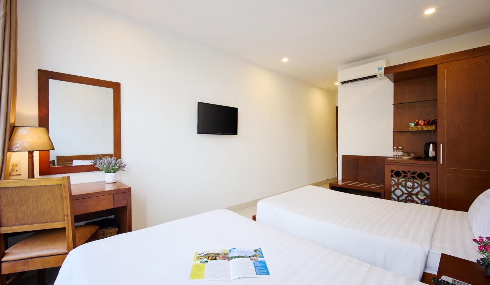  Golden Light Hotel