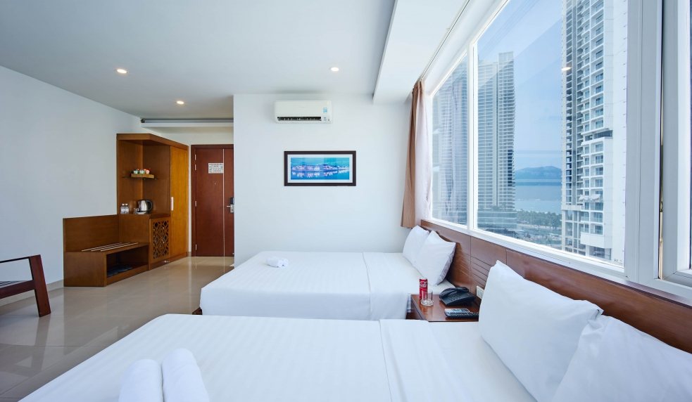  Golden Light Hotel